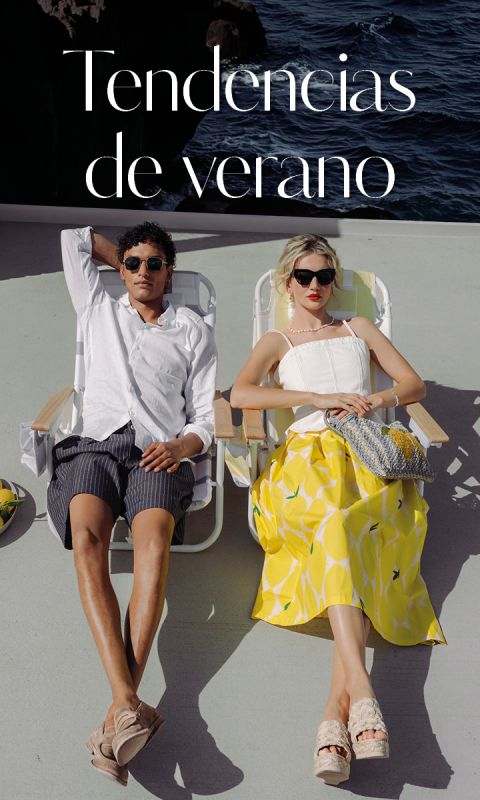 Un hombre y una mujer vestidos de verano están sentados relajados en sillas al aire libre, sobre ellos, en letras blancas, se lee „Tendencias de verano“.