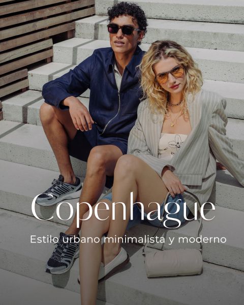 Dos personas elegantes sentadas en una escalera al aire libre con ropa casual y moderna, y gafas de sol. El texto dice: "Copenhague. Estilo urbano minimalista y moderno."