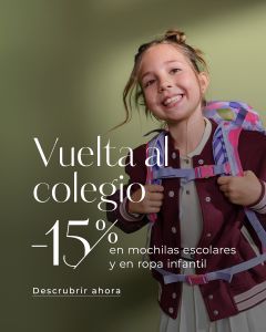 Niña sonriente con mochila y chaqueta burdeos. El texto en español anuncia un 15 % de descuento en mochilas escolares y ropa infantil para la vuelta al cole.
