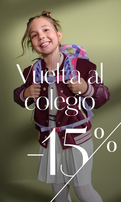 Chica sonriente con mochila y chaqueta burdeos; sobre un fondo verde se lee el texto «Vuelta al colegio -15 %».