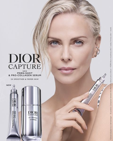 Una mujer sostiene un lápiz de suero Dior Capture cerca de su rostro, junto a él se ven dos productos para el cuidado de la piel de Dior y detalles del producto sobre un fondo claro.