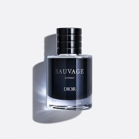 Un frasco de perfume "Dior Sauvage Extrait" con tapón negro, sobre un fondo blanco liso.