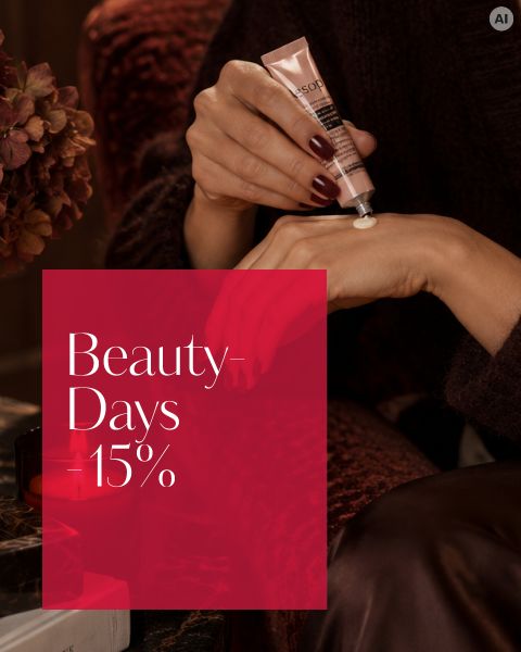 Una persona se aplica crema en la mano. En una caja roja se lee: "Beauty-Days 15 %". Ambiente acogedor y elegante en tonos oscuros.