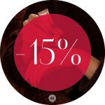 Eine Person cremt sich die Hand ein. Ein roter Kreis über dem Bild zeigt „-15 %“ an, was einen Rabatt von 15 % bedeutet.