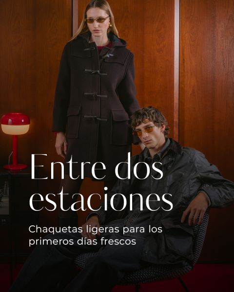 Dos modelos llevan chaquetas de otoño en una elegante habitación con paredes de madera, una lámpara roja y un texto en español sobre chaquetas ligeras para los primeros días frescos.