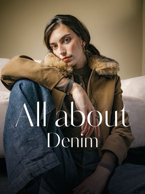 Una mujer con una chaqueta marrón con cuello de piel y jeans, sobre los que se puede ver el texto "All about Denim".