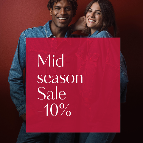 Dos personas con chaquetas vaqueras sonríen; encima, sobre un fondo rojo, se lee el texto "Rebajas de mitad de temporada - 10 %".