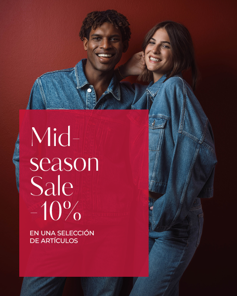 Dos personas con atuendos de mezclilla sonríen frente a una pared roja. Texto: Rebajas de mitad de temporada: 10 % de descuento en artículos seleccionados.