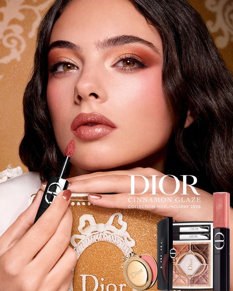 Una mujer se aplica el pintalabios "Rouge Dior" y sostiene el aplicador cerca de sus labios. Se muestran tres tubos de pintalabios. El texto anuncia un pintalabios de 24 horas que no mancha, difumina suavemente los labios y ofrece un acabado mate.