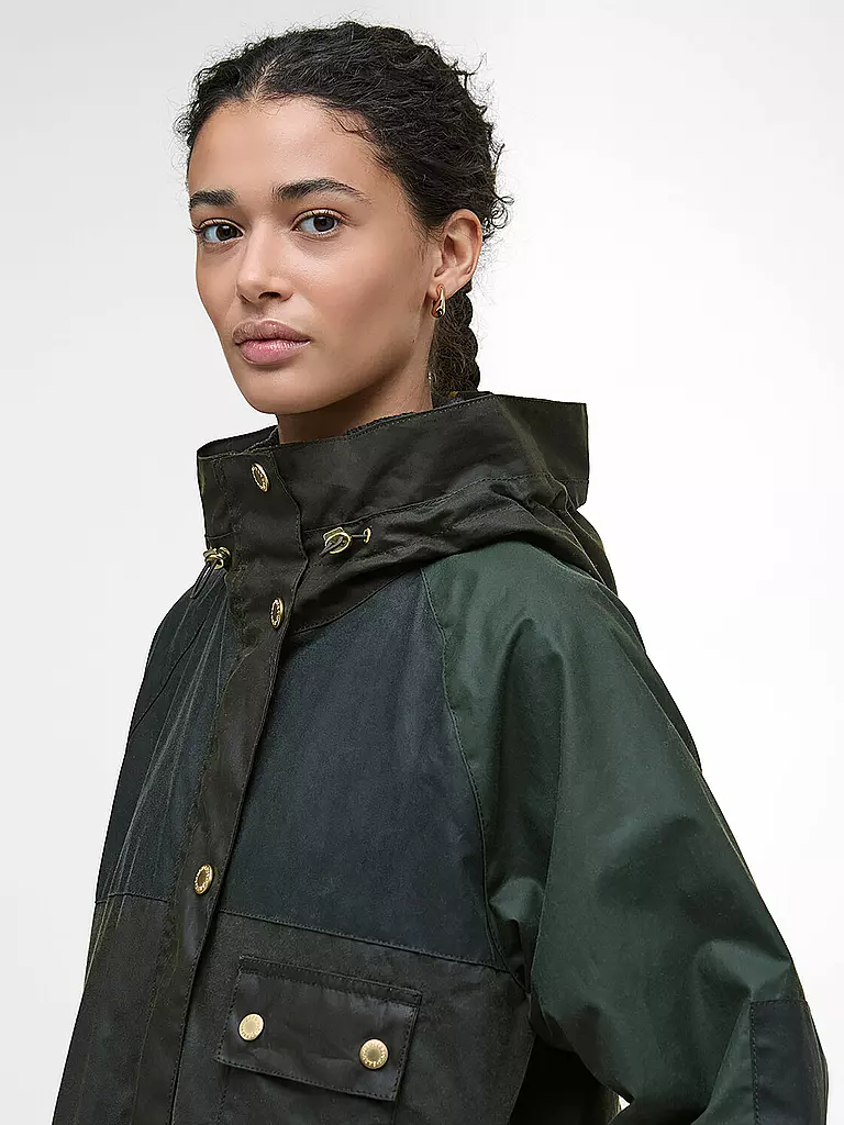 BARBOUR | Parka KEELEY WAX
Marke: BARBOUR
Farbe: olive
Kategorien: Mode,Damen
Ärmellänge: Langarm
Material: Baumwolle
Kragenform: Kentkragen,Kapuze
Musterung: Unifarben
Passform (Oberbekleidung): Regular
Stil: Casual
Details: Raglanschnitt,Eingrifftaschen,Wasser |