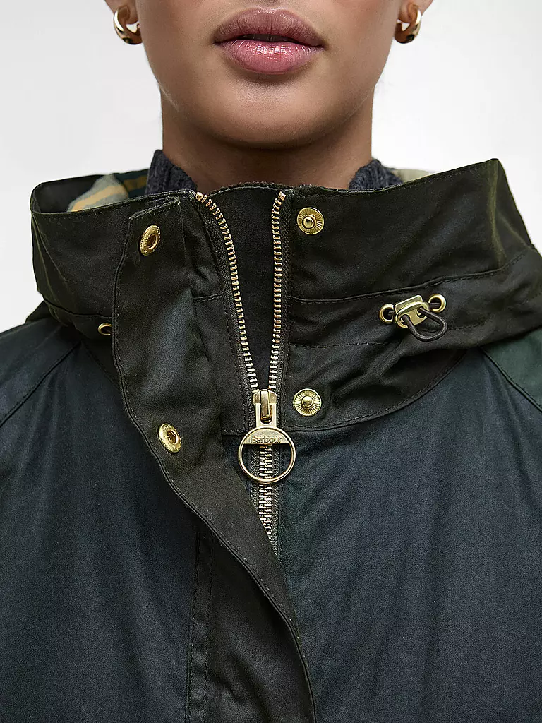 BARBOUR | Parka KEELEY WAX
Marke: BARBOUR
Farbe: olive
Kategorien: Mode,Damen
Ärmellänge: Langarm
Material: Baumwolle
Kragenform: Kentkragen,Kapuze
Musterung: Unifarben
Passform (Oberbekleidung): Regular
Stil: Casual
Details: Raglanschnitt,Eingrifftaschen,Wasser |