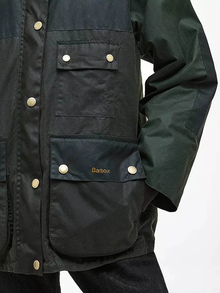 BARBOUR | Parka KEELEY WAX
Marke: BARBOUR
Farbe: olive
Kategorien: Mode,Damen
Ärmellänge: Langarm
Material: Baumwolle
Kragenform: Kentkragen,Kapuze
Musterung: Unifarben
Passform (Oberbekleidung): Regular
Stil: Casual
Details: Raglanschnitt,Eingrifftaschen,Wasser |