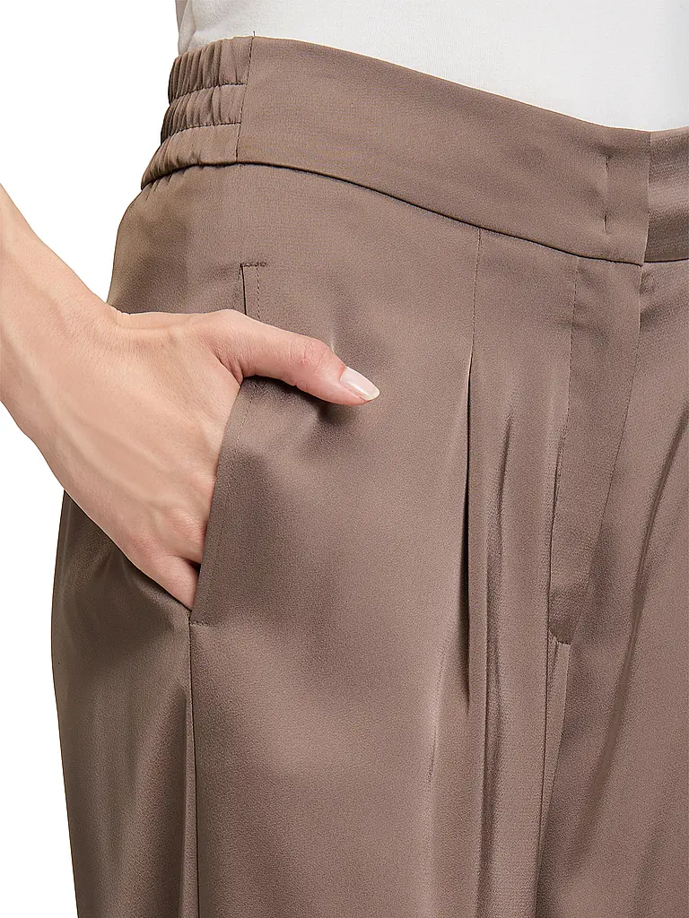 BETTY BARCLAY | Marlenehose
Marca: BETTY BARCLAY
Color: marrón
Categorías: Moda, Mujer
Etiquetas: Tallas grandes

Material: Poliéster / Poliamida
Diseño: Liso
Largo (Pantalones/Jeans): Largo normal
Altura de la cintura: Cintura alta
Detalles: Bolsillos laterales, Per | 