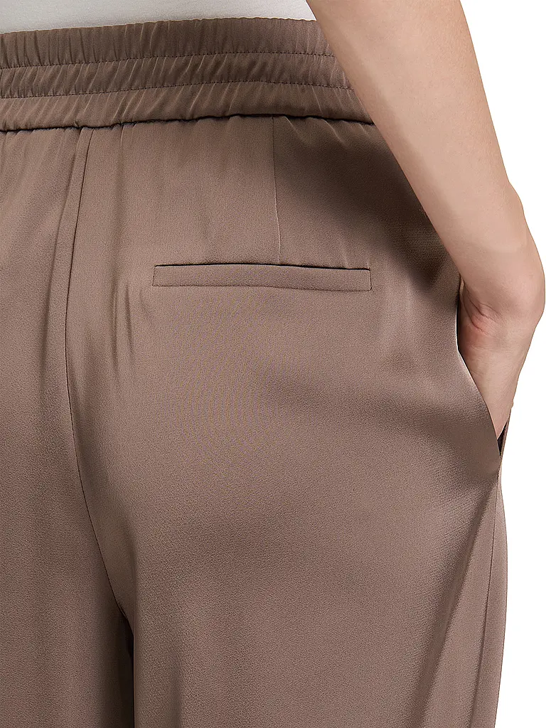 BETTY BARCLAY | Marlenehose
Marca: BETTY BARCLAY
Color: marrón
Categorías: Moda, Mujer
Etiquetas: Tallas grandes

Material: Poliéster / Poliamida
Diseño: Liso
Largo (Pantalones/Jeans): Largo normal
Altura de la cintura: Cintura alta
Detalles: Bolsillos laterales, Per | 