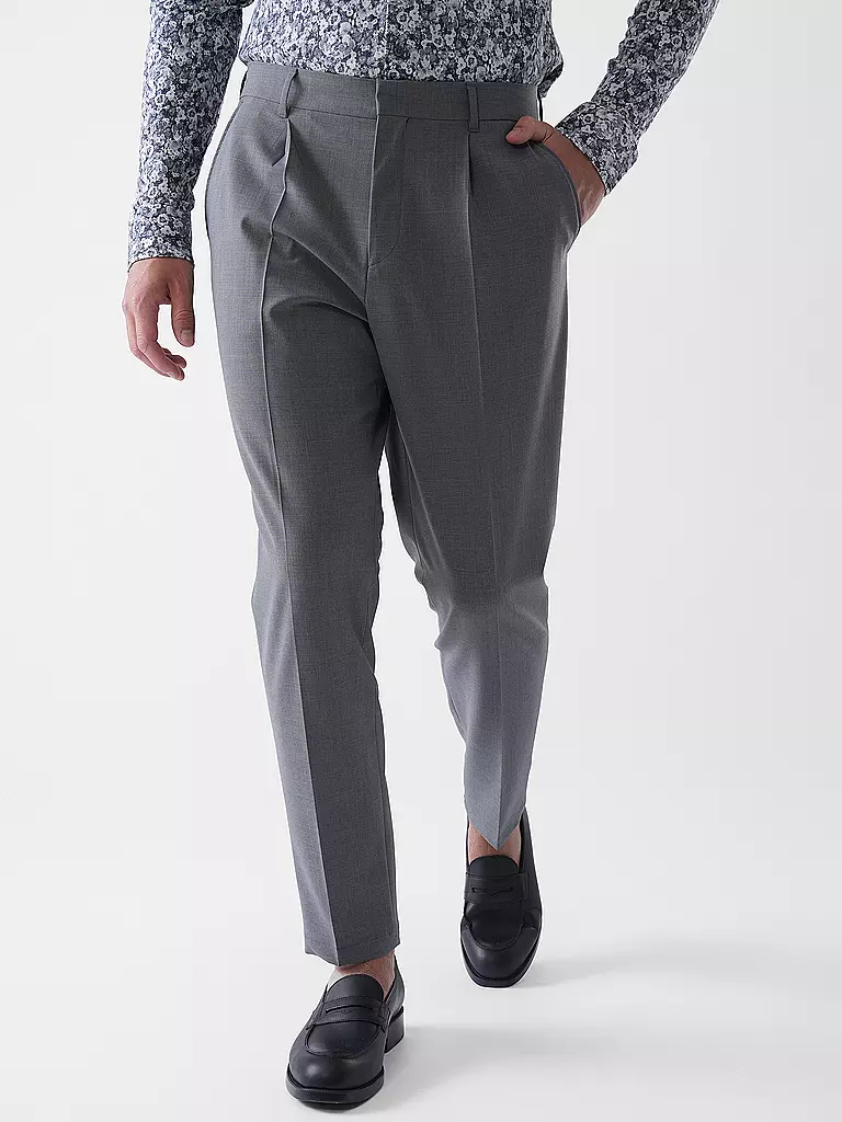 BOSS | Anzughose
Marca: BOSS
Color: gris
Categorías: Moda, Hombre
Etiquetas: Consejo de moda

Material: Lana virgen, Poliéster / Poliamida, Elástico
Diseño: Liso
Largo (pantalones/vaqueros): Largo normal
Estilo: Smart Business
Altura de la cintura: Tiro medi | 