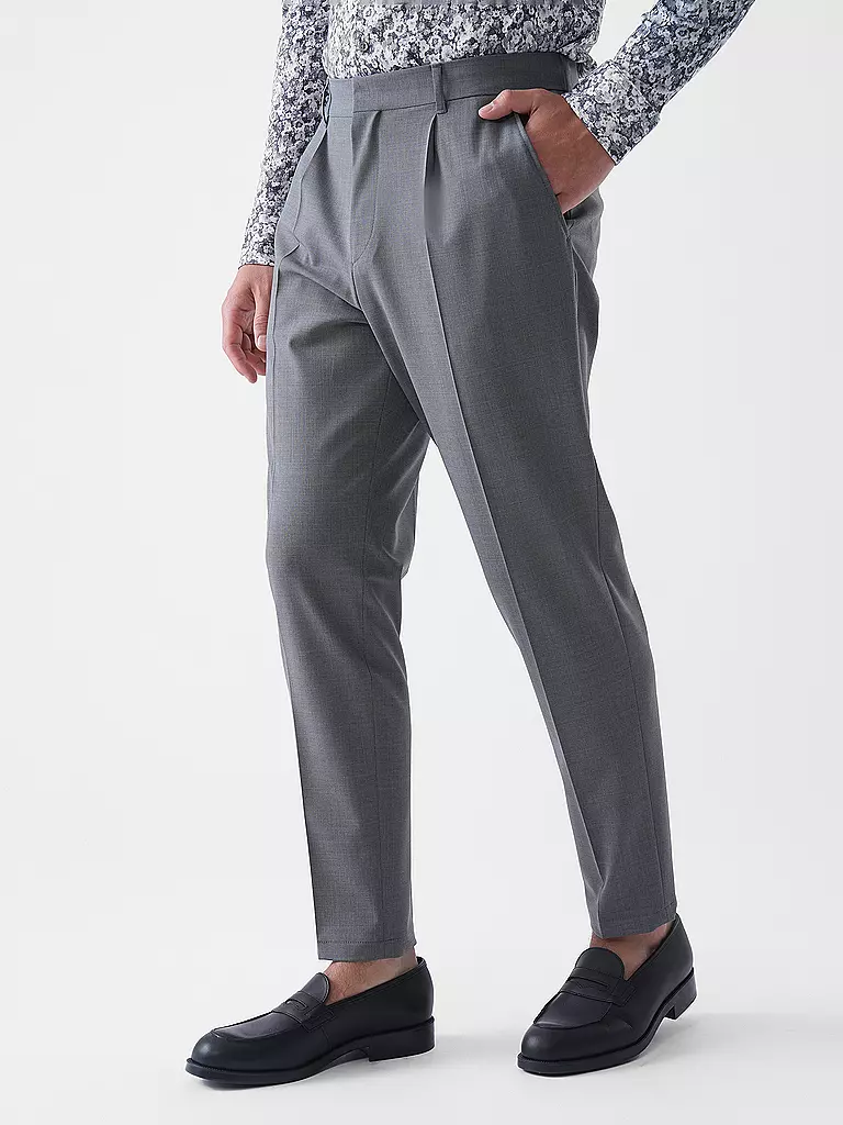 BOSS | Anzughose
Marca: BOSS
Color: gris
Categorías: Moda, Hombre
Etiquetas: Consejo de moda

Material: Lana virgen, Poliéster / Poliamida, Elástico
Diseño: Liso
Largo (pantalones/vaqueros): Largo normal
Estilo: Smart Business
Altura de la cintura: Tiro medi | 