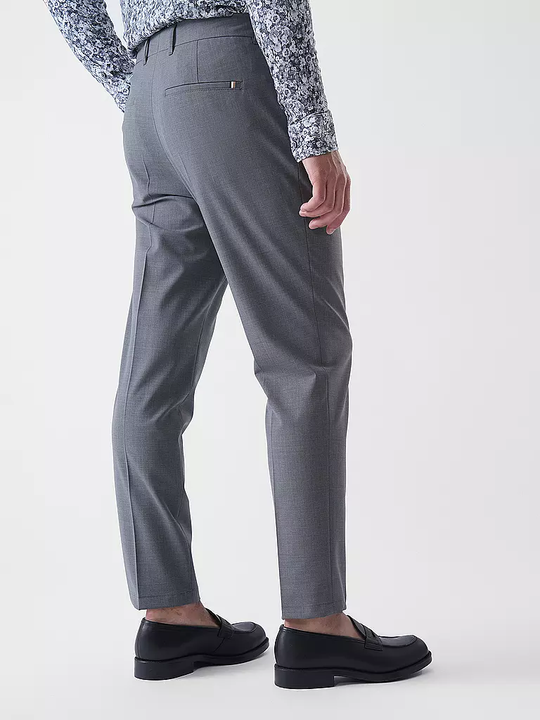 BOSS | Anzughose
Marca: BOSS
Color: gris
Categorías: Moda, Hombre
Etiquetas: Consejo de moda

Material: Lana virgen, Poliéster / Poliamida, Elástico
Diseño: Liso
Largo (pantalones/vaqueros): Largo normal
Estilo: Smart Business
Altura de la cintura: Tiro medi | 