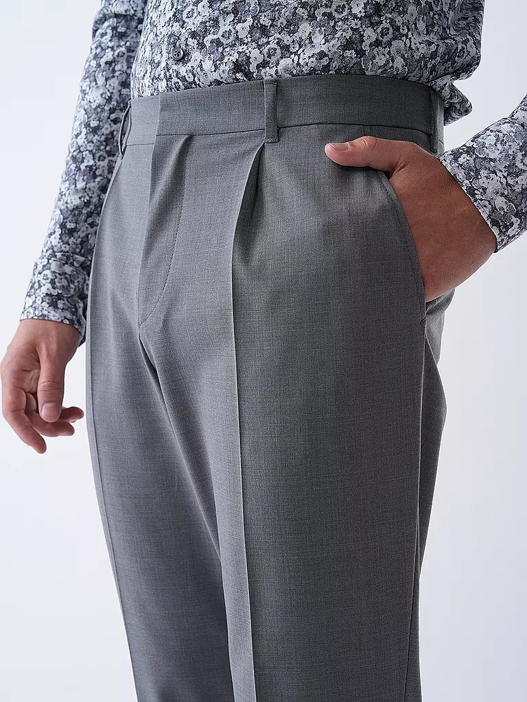 BOSS | Anzughose
Marca: BOSS
Color: gris
Categorías: Moda, Hombre
Etiquetas: Consejo de moda

Material: Lana virgen, Poliéster / Poliamida, Elástico
Diseño: Liso
Largo (pantalones/vaqueros): Largo normal
Estilo: Smart Business
Altura de la cintura: Tiro medi | 