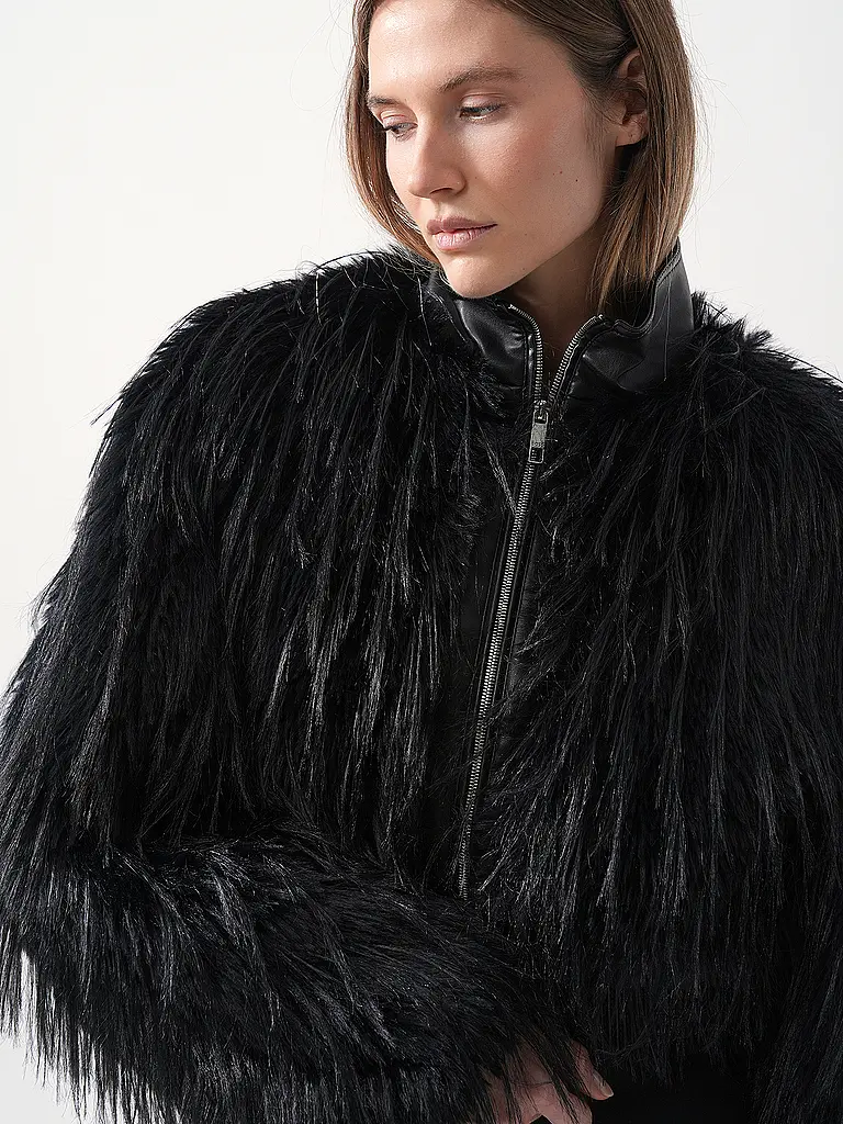 BOSS | Nombre del producto: Chaqueta de efecto piel CECOOL
Marca: BOSS
Color: negro
Categorías: Moda, Mujer

Largo de manga: Manga larga
Material: Piel sintética, poliéster / poliamida
Forma del cuello: Cuello alto
Diseño: Liso
Corte (Prenda exterior): Ental | 