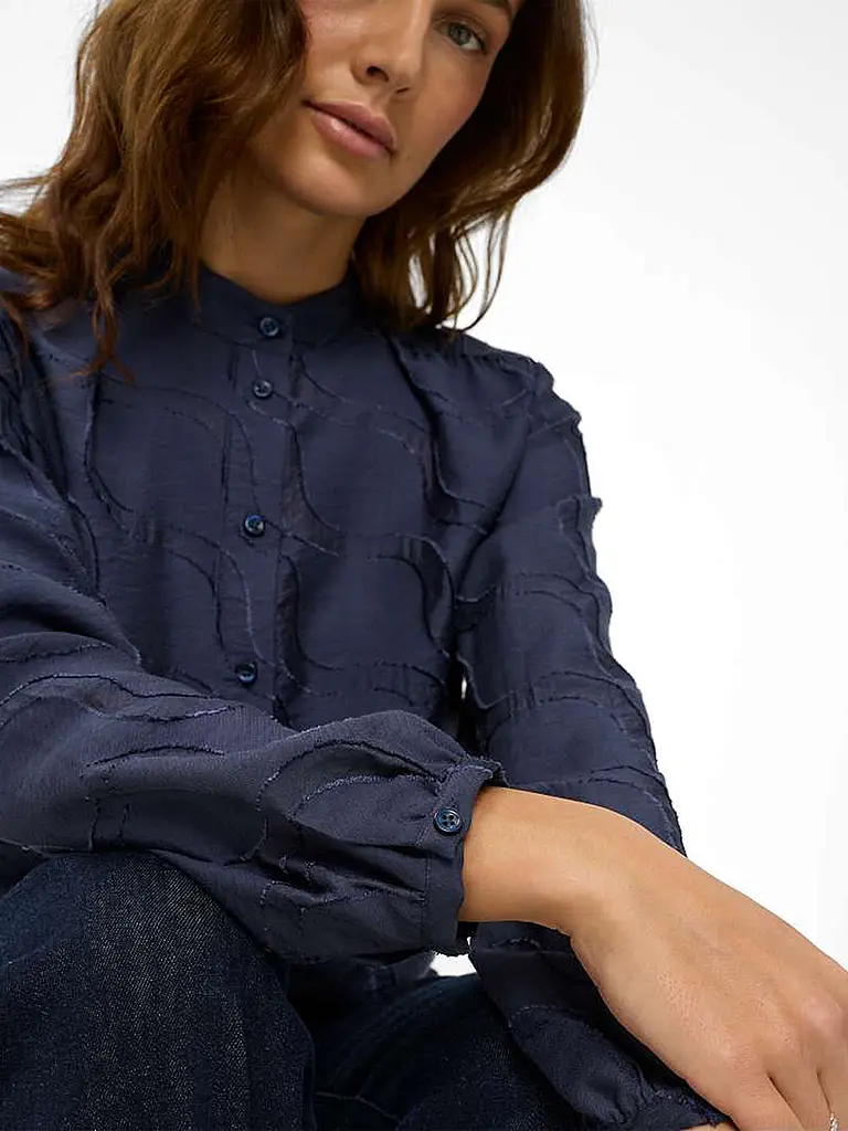 BRAX | Nombre del producto: Blusa VIVI
Marca: BRAX
Color: azul oscuro
Categorías: Moda,Mujer
Largo de manga: Manga larga
Material: Viscosa
Forma del cuello: Cuello alto
Diseño: Liso
Corte (Prenda superior): Regular
Estilo: Casual |