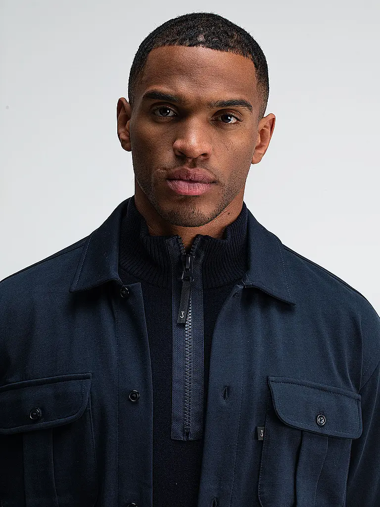 BUTCHER OF BLUE | Overshirt PHIL

Marca: BUTCHER OF BLUE
Color: azul
Categorías: Moda, Hombre

Longitud de la manga: Manga larga
Material: Algodón
Forma del cuello: Cuello Kent
Diseño: Liso
Corte (Prenda exterior): Regular
Detalles: Bolsillos insertados | Azul