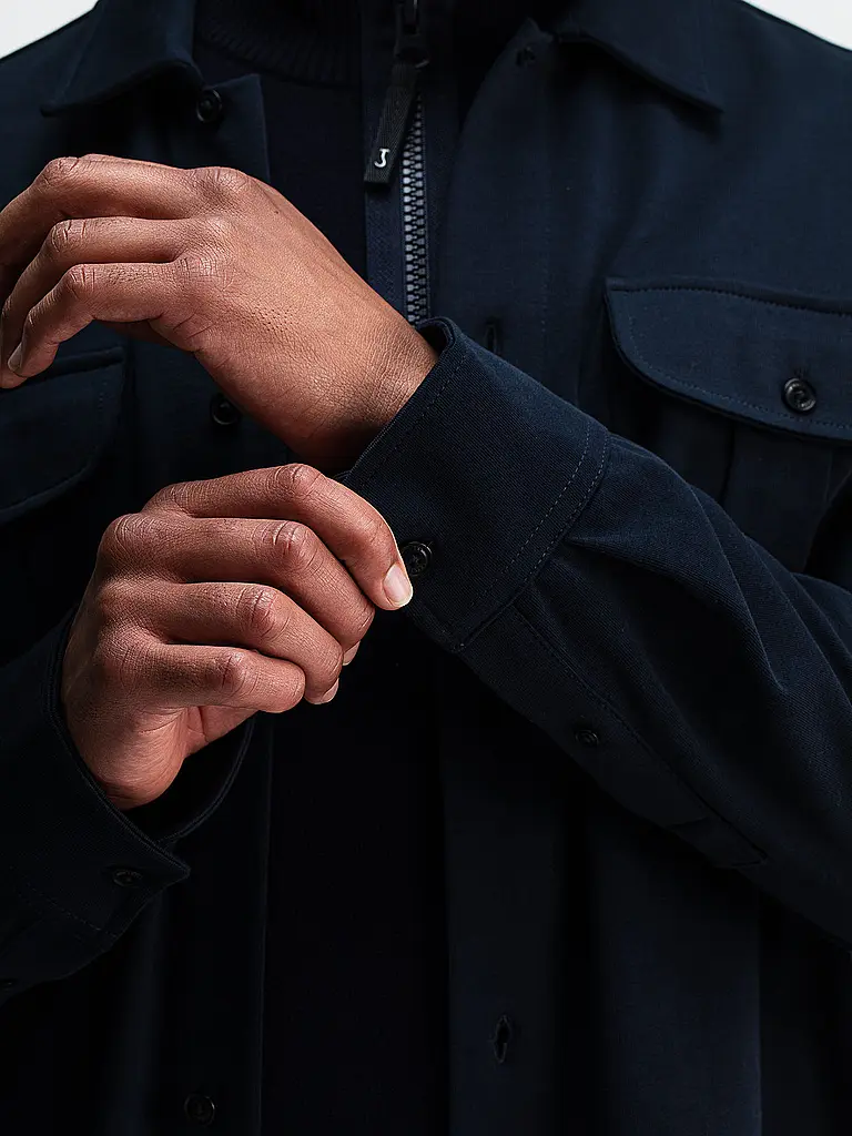 BUTCHER OF BLUE | Overshirt PHIL

Marca: BUTCHER OF BLUE
Color: azul
Categorías: Moda, Hombre

Longitud de la manga: Manga larga
Material: Algodón
Forma del cuello: Cuello Kent
Diseño: Liso
Corte (Prenda exterior): Regular
Detalles: Bolsillos insertados | Azul