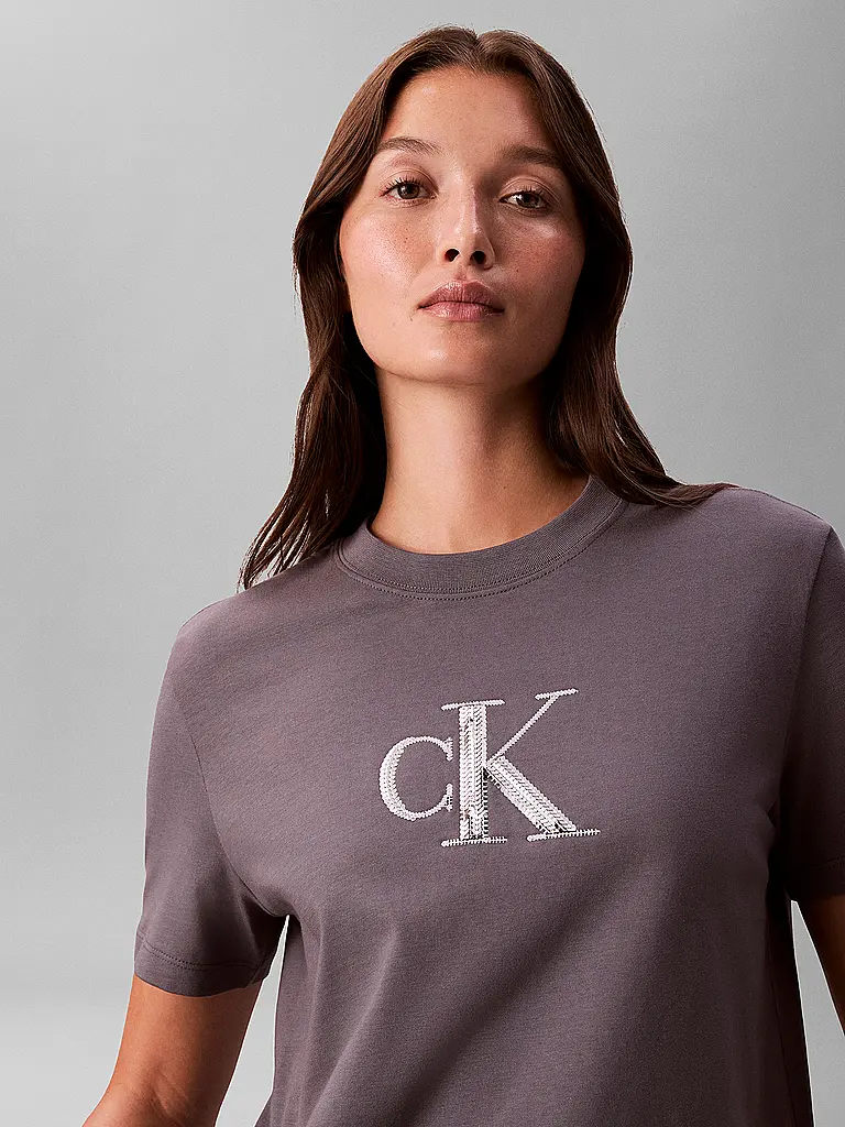 CALVIN KLEIN JEANS | Nombre del producto: Camiseta
Marca: CALVIN KLEIN JEANS
Color: gris
Categorías: Moda,Mujer

Largo de manga: Manga corta
Escote: Cuello redondo
Material: Jersey,Algodón
Diseño: Logo
Corte (Prenda superior): Regular
Estilo: Moda joven
Detalles: Lentejuel | 