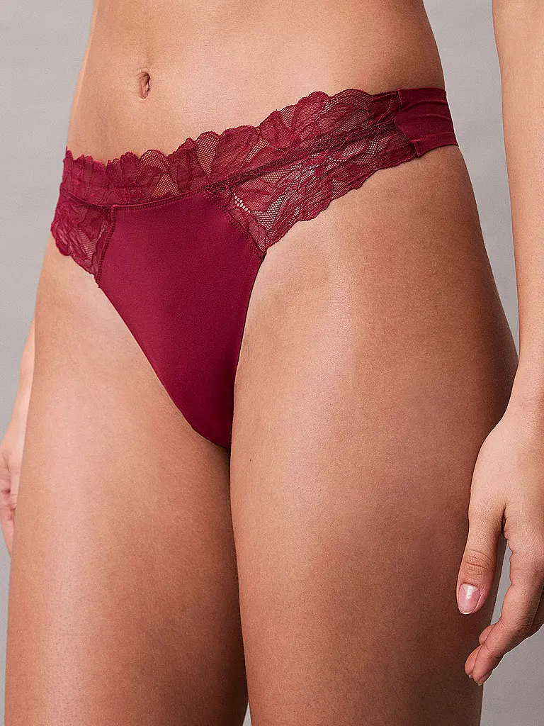 CALVIN KLEIN | String rojo | 