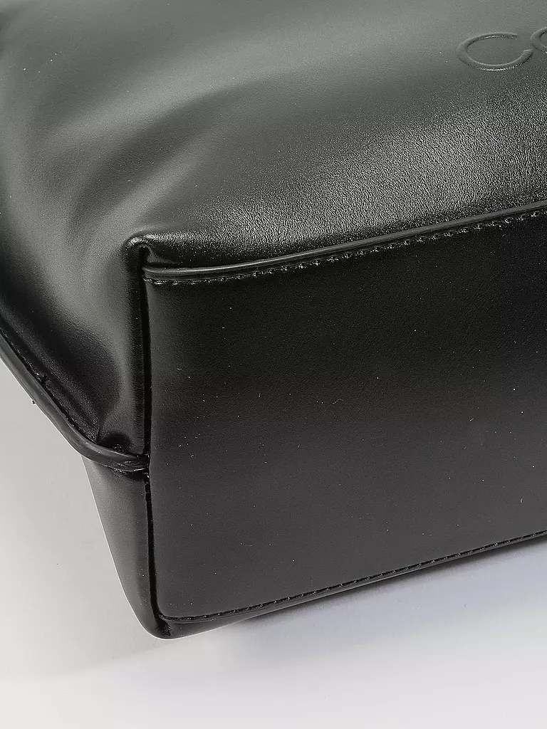 CALVIN KLEIN | Tasche - Hobe EMBOSSED Medium  | Negro