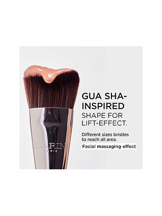 CLARINS | Brocha para base de maquillaje inspirada en Gua Sha