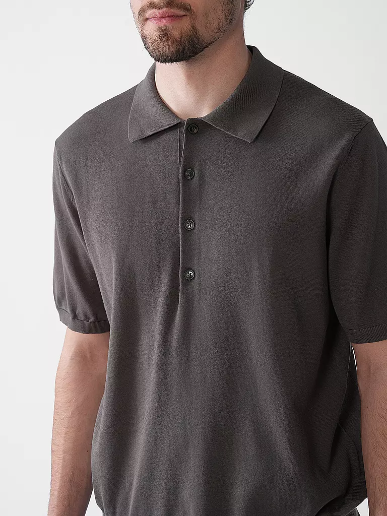 CLOSED | Poloshirt
Marca: CLOSED
Color: gris
Categorías: Moda, Hombre

Largo de manga: Manga corta
Material: Punto fino, Algodón
Forma del cuello: Cuello polo
Diseño: Liso
Corte (Prenda superior): Regular
Estilo: Puro, Tendencia | 