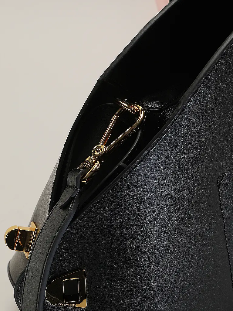 COCCINELLE | Bolso de cuero - Bolso de mano COCCINELLETYLDE
Marca: COCCINELLE
Color: negro
Categorías: Moda, Mujer

Material: Cuero
Diseño: Liso
Detalles: Logo | 