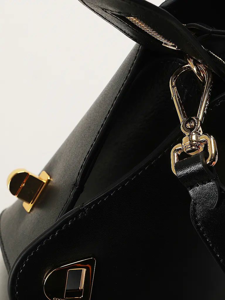 COCCINELLE | Bolso de cuero - Bolso de mano COCCINELLETYLDE
Marca: COCCINELLE
Farbe: negro
Categorías: Moda, Mujer

Material: cuero
Diseño: Liso
Detalles: Logo | Negro