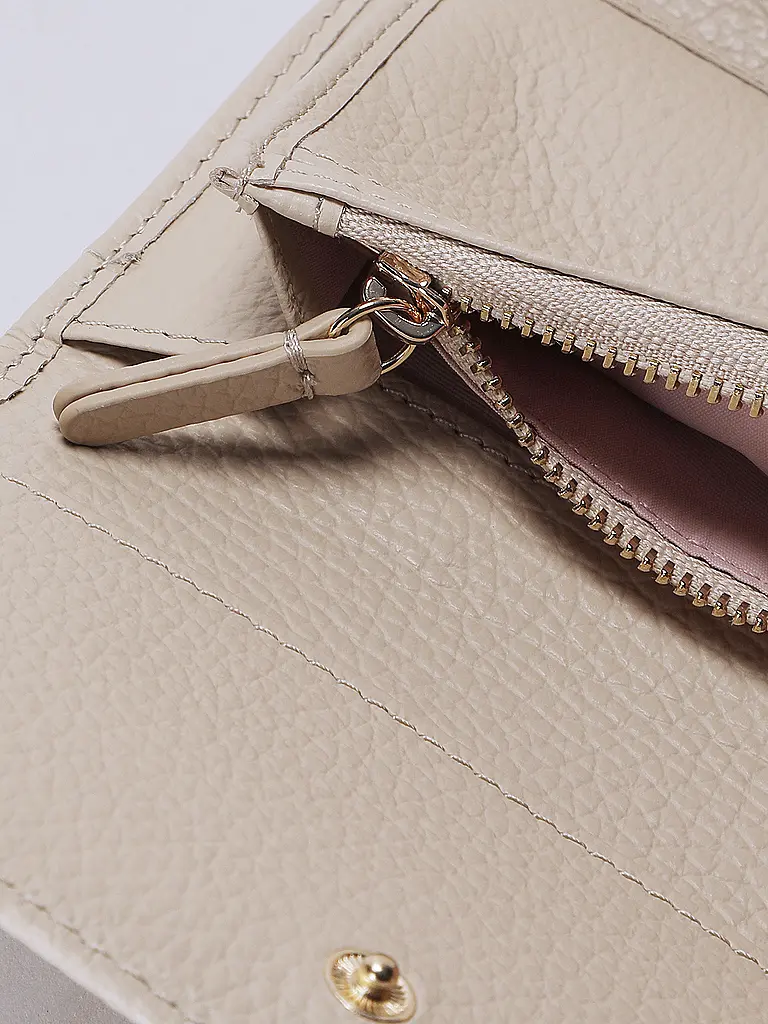 COCCINELLE | Nombre del producto: Billetera METALLIC SOFT
Marca: COCCINELLE
Color: crema
Categorías: Moda,Mujer

Material: Cuero
Diseño: Liso
Detalles: Logo | Crema