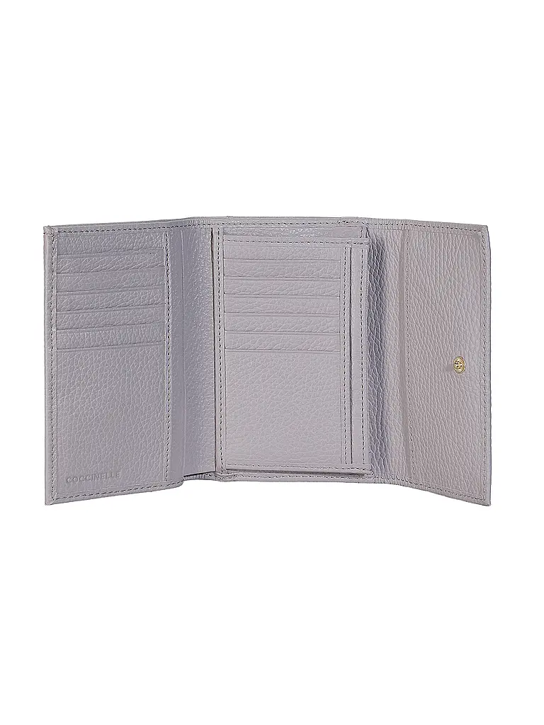 COCCINELLE | Nombre del producto: Cartera METALLIC SOFT
Marca: COCCINELLE
Color: lila
Categorías: Moda, Mujer

Material: Cuero
Estampado: Liso
Detalles: Logotipo | Lila