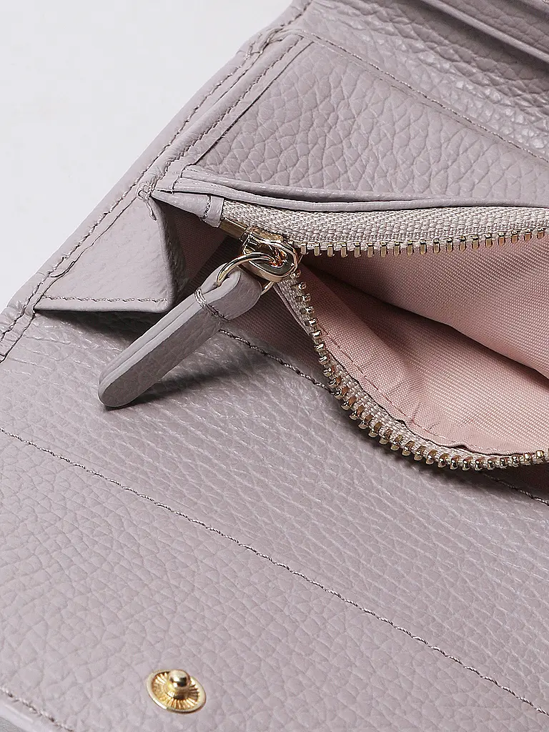 COCCINELLE | Nombre del producto: Cartera METALLIC SOFT
Marca: COCCINELLE
Color: lila
Categorías: Moda, Mujer

Material: Cuero
Estampado: Liso
Detalles: Logotipo | Lila