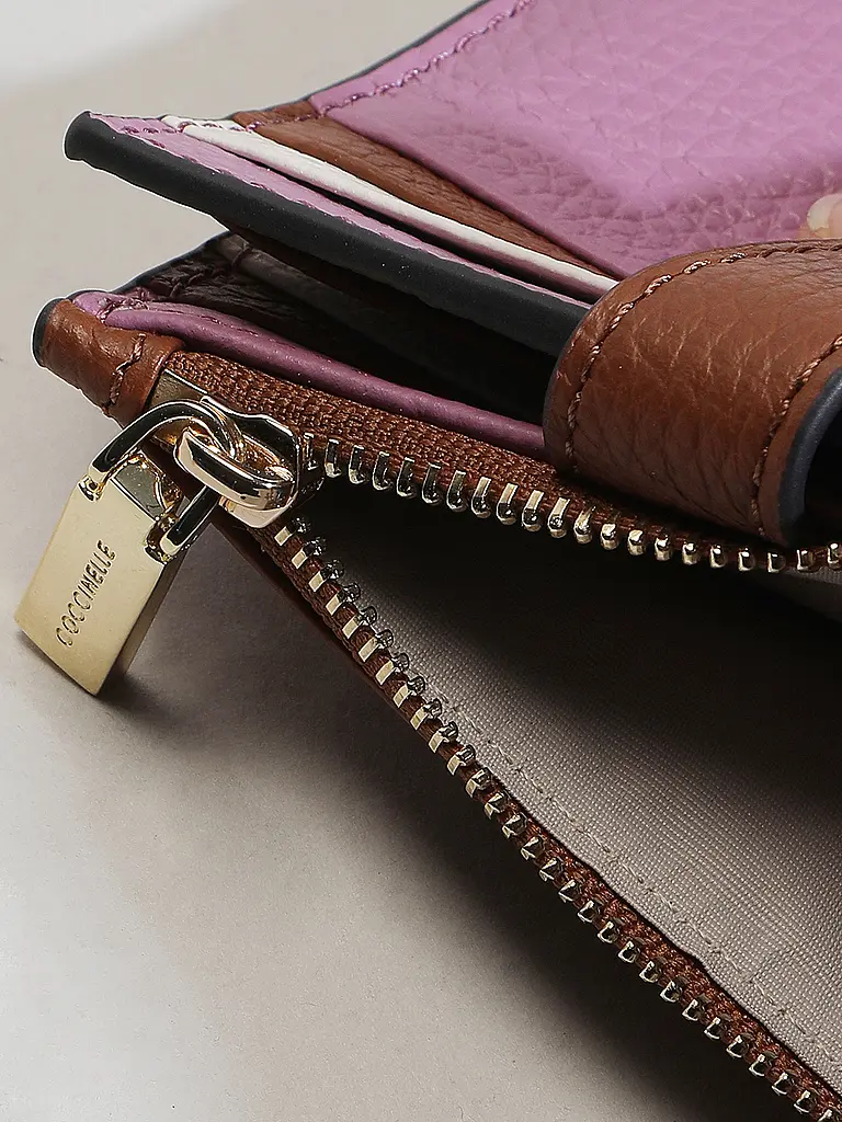 COCCINELLE | Nombre del producto: Cartera METALLIC TRICOLOR
Marca: COCCINELLE
Color: lila
Categorías: Moda, Mujer | Lila