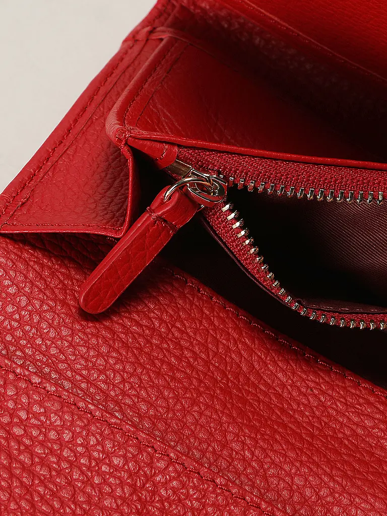 COCCINELLE | Nombre del producto: Monedero METALLIC SOFT
Marca: COCCINELLE
Color: rojo
Categorías: Moda, Mujer

Material: Cuero
Estampado: Liso
Detalles: Logotipo | Rojo