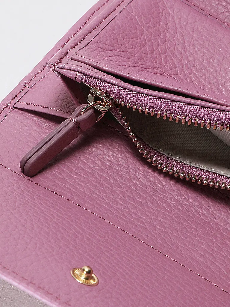 COCCINELLE | Nombre del producto: Monedero METALLIC SOFT
Marca: COCCINELLE
Color: rosa
Categorías: Moda, Mujer

Material: Cuero
Estampado: Liso
Detalles: Logotipo | Fucsia