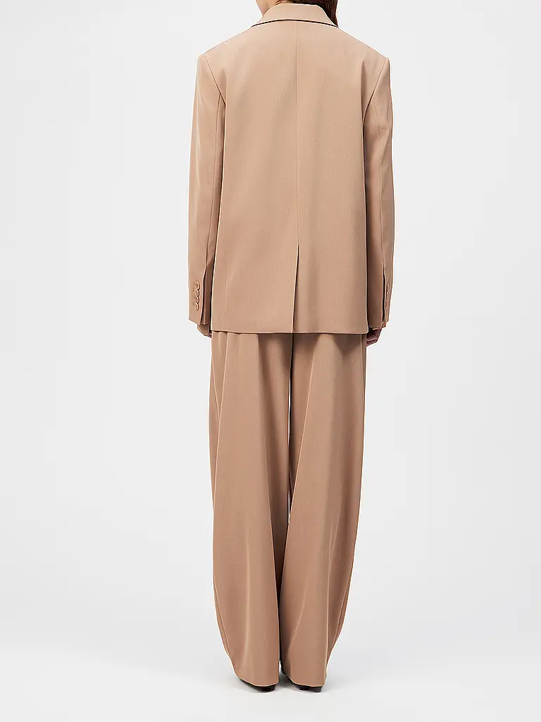 DRYKORN | Nombre del producto: Blazer
Marca: DRYKORN
Color: camel
Categorías: Moda, Mujer

Largo de manga: Manga larga
Material: Poliéster / Poliamida, Elástico
Forma del cuello: Cuello de solapa
Diseño: Liso
Corte (Prenda exterior): Regular
Estilo: Puro, Tende | 