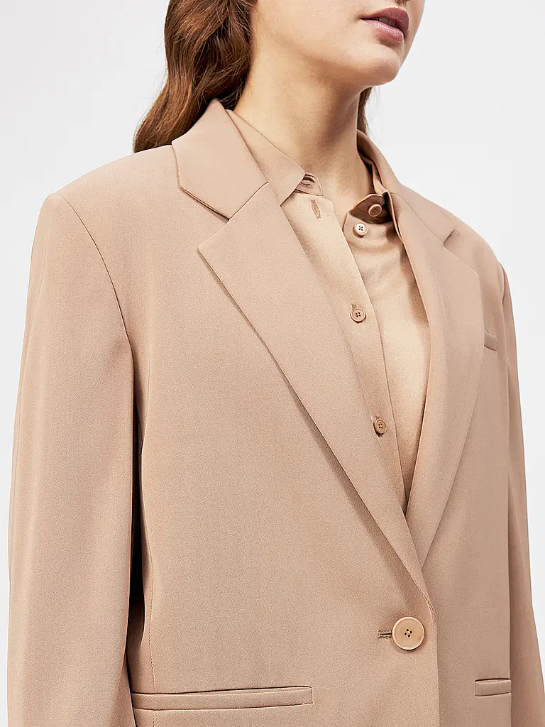 DRYKORN | Nombre del producto: Blazer
Marca: DRYKORN
Color: camel
Categorías: Moda, Mujer

Largo de manga: Manga larga
Material: Poliéster / Poliamida, Elástico
Forma del cuello: Cuello de solapa
Diseño: Liso
Corte (Prenda exterior): Regular
Estilo: Puro, Tende | 