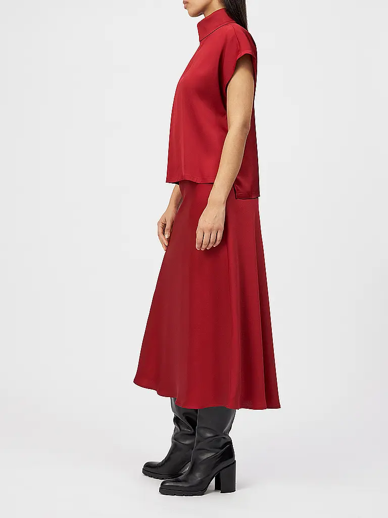 DRYKORN | Nombre del producto: Blusa ALARIA 1
Marca: DRYKORN
Color: rojo
Categorías: Moda,Mujer

Largo de manga: Manga corta
Material: Fibra sintética,Elástico
Forma del cuello: Cuello alto
Diseño: Liso
Corte (Prenda superior): Suelto
Estilo: Puro,Tendencia
Det | 