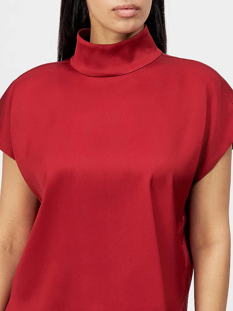DRYKORN | Nombre del producto: Blusa ALARIA 1
Marca: DRYKORN
Color: rojo
Categorías: Moda,Mujer

Largo de manga: Manga corta
Material: Fibra sintética,Elástico
Forma del cuello: Cuello alto
Diseño: Liso
Corte (Prenda superior): Suelto
Estilo: Puro,Tendencia
Det | 
