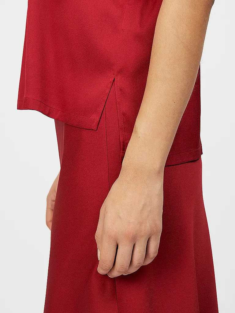 DRYKORN | Nombre del producto: Blusa ALARIA 1
Marca: DRYKORN
Color: rojo
Categorías: Moda,Mujer

Largo de manga: Manga corta
Material: Fibra sintética,Elástico
Forma del cuello: Cuello alto
Diseño: Liso
Corte (Prenda superior): Suelto
Estilo: Puro,Tendencia
Det | 