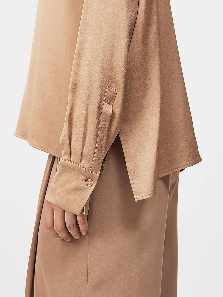 DRYKORN | Nombre del producto: Blusa CLOELIA
Marca: DRYKORN
Color: camel
Categorías: Moda,Mujer

Largo de manga: Manga larga
Material: Fibra sintética,Elástico,Satén
Forma del cuello: Cuello de camisa
Diseño: Liso
Corte (Prenda superior): Suelto
Estilo: Puro,T | 