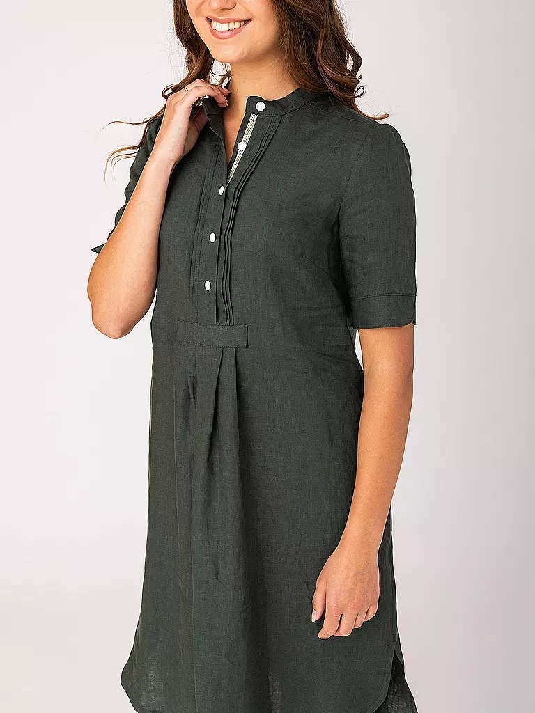 FELI & HANS | Minivestido KLEO
Marca: FELI & HANS
Color: verde oscuro
Categorías: Moda, Mujer

Largo de manga: Manga corta
Material: Lino
Forma del cuello: Cuello mao
Diseño: Liso
Estilo y ocasión: Ocio
Detalles: Pliegues | 