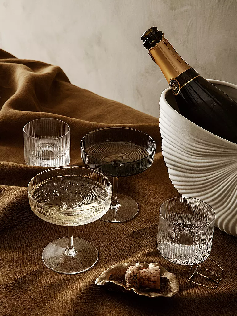 FERM LIVING | Copas de champán RIPPLE Smoked, juego de 2 | Gris
