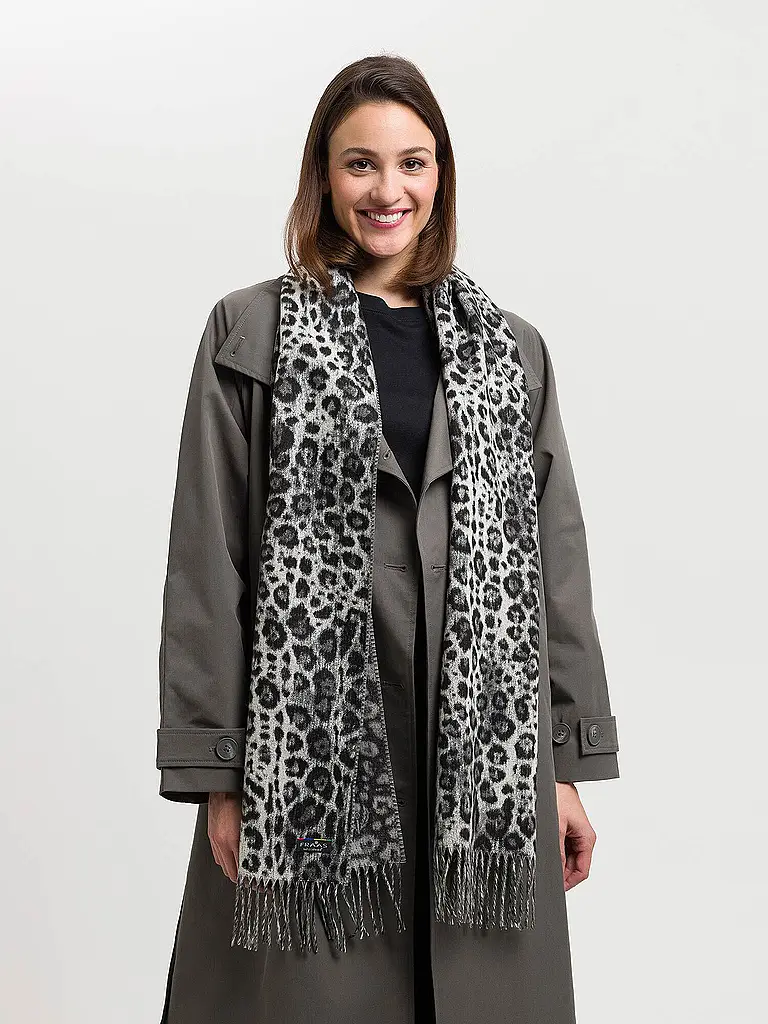 FRAAS | Bufanda
Marca: FRAAS
Color: gris
Categorías: Moda, Mujer

Material: Poliacrílico / Acrílico
Estampado: Animal, Estampado completo
Estilo: Casual
Detalles: Flecos | Gris