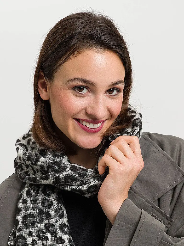 FRAAS | Bufanda
Marca: FRAAS
Color: gris
Categorías: Moda, Mujer

Material: Poliacrílico / Acrílico
Estampado: Animal, Estampado completo
Estilo: Casual
Detalles: Flecos | Gris