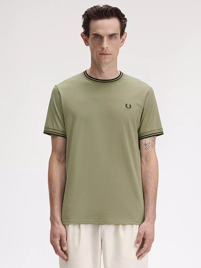 FRED PERRY | Nombre del producto: Camiseta | Oliva